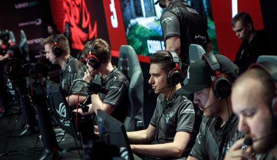 背后却是多 背后却是多