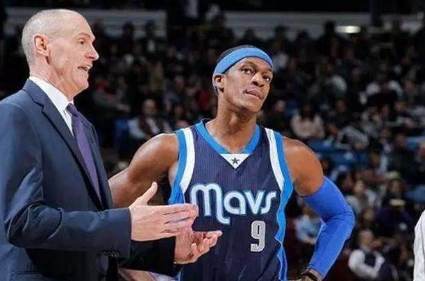 哈维微笑着 哈维微笑着